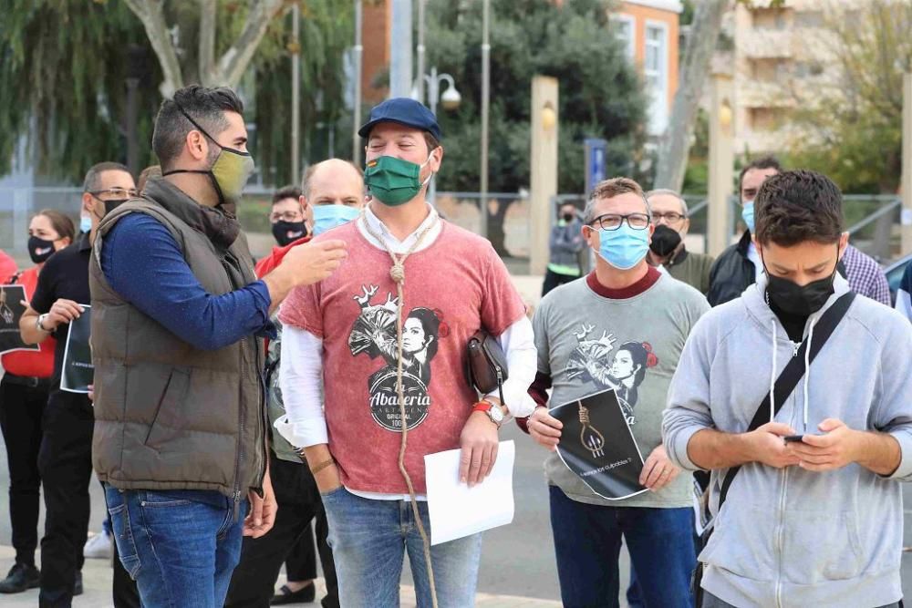 Hosteleros protestan en Cartagena por el cierre de los bares