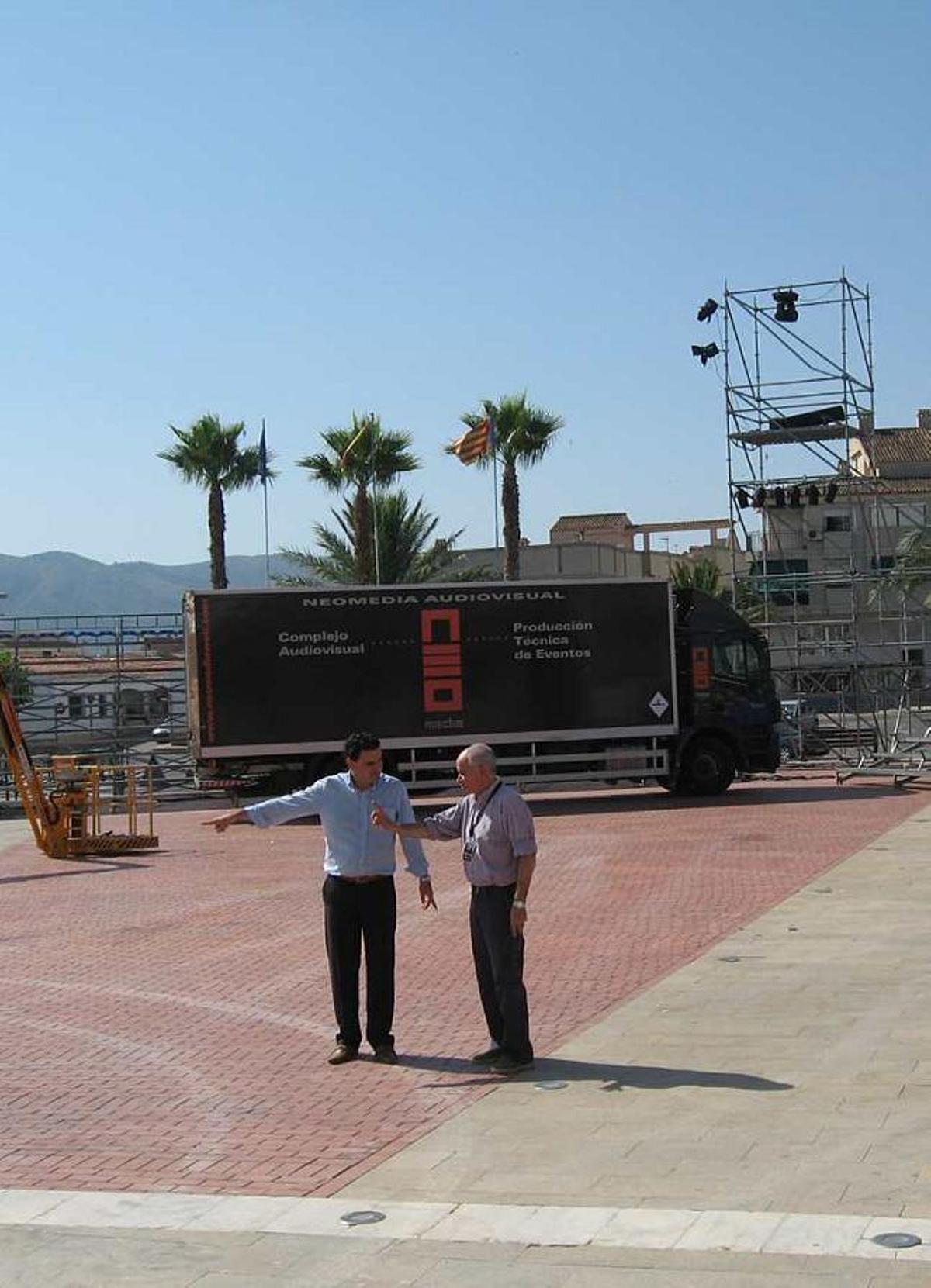 Vicente Arques y Juan Luis Iborra supervisando ayer el montaje de la gala