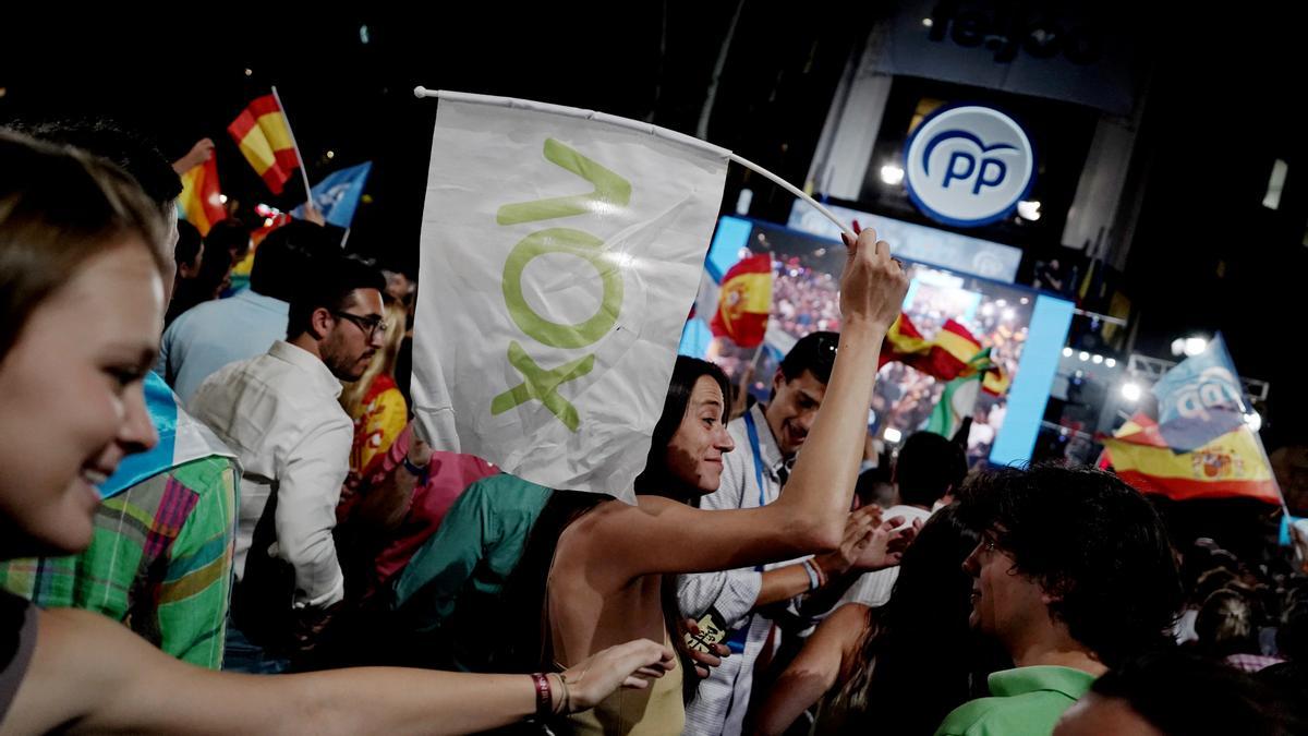 Ambiente en las sedes del PP y PSOE en la noche electoral, en imágenes