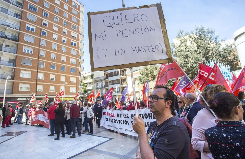 Concentración de pensionistas en Castelló