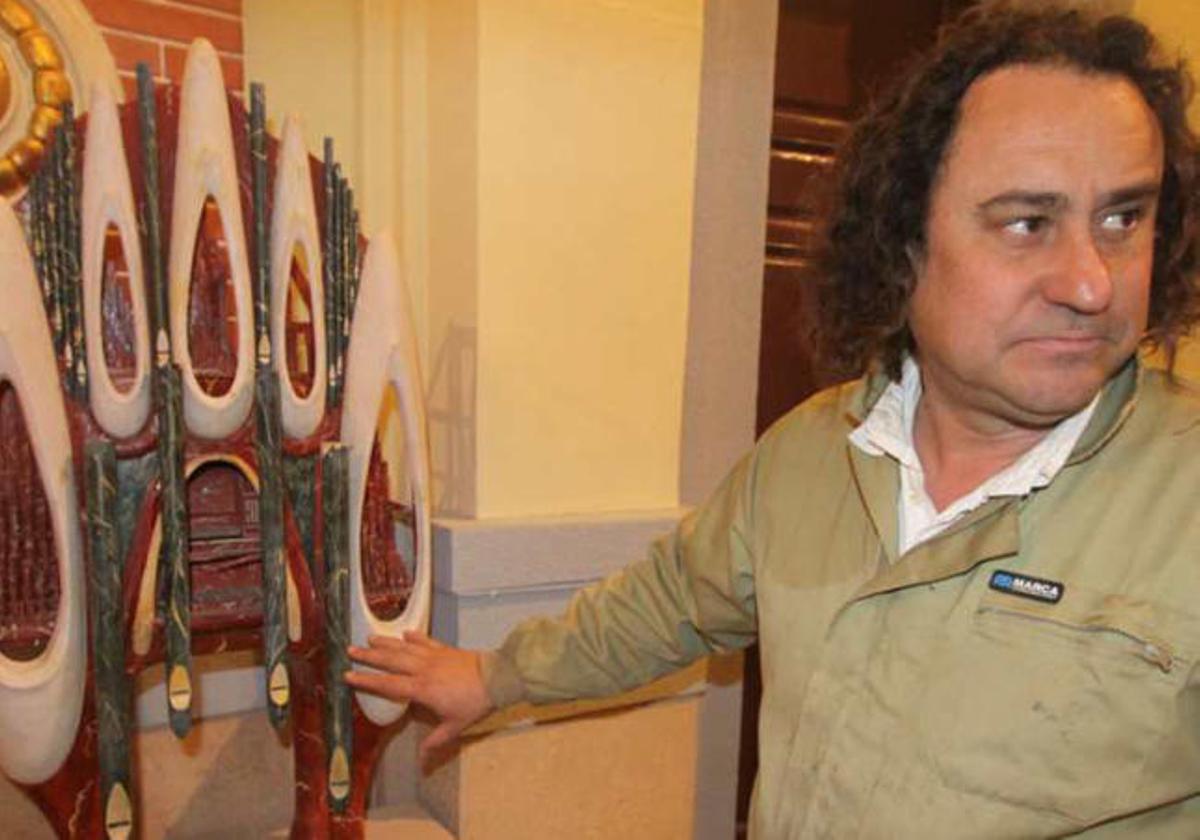 El constructor muestra la maqueta del órgano.