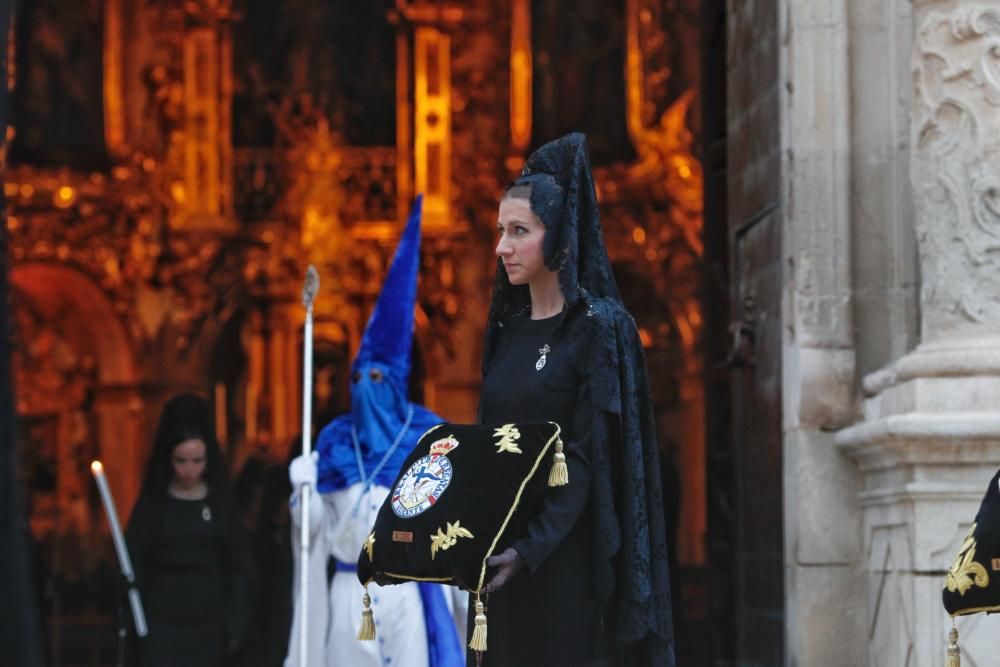 Las procesiones del Viernes Santo emocionan a miles de alicantinos