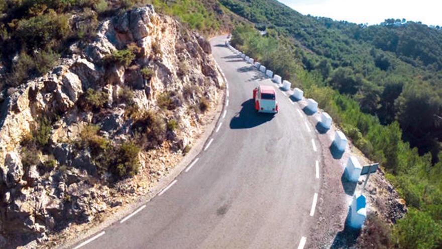 El dos caballos transita por el Coll de Rates (La Vall de Pop).