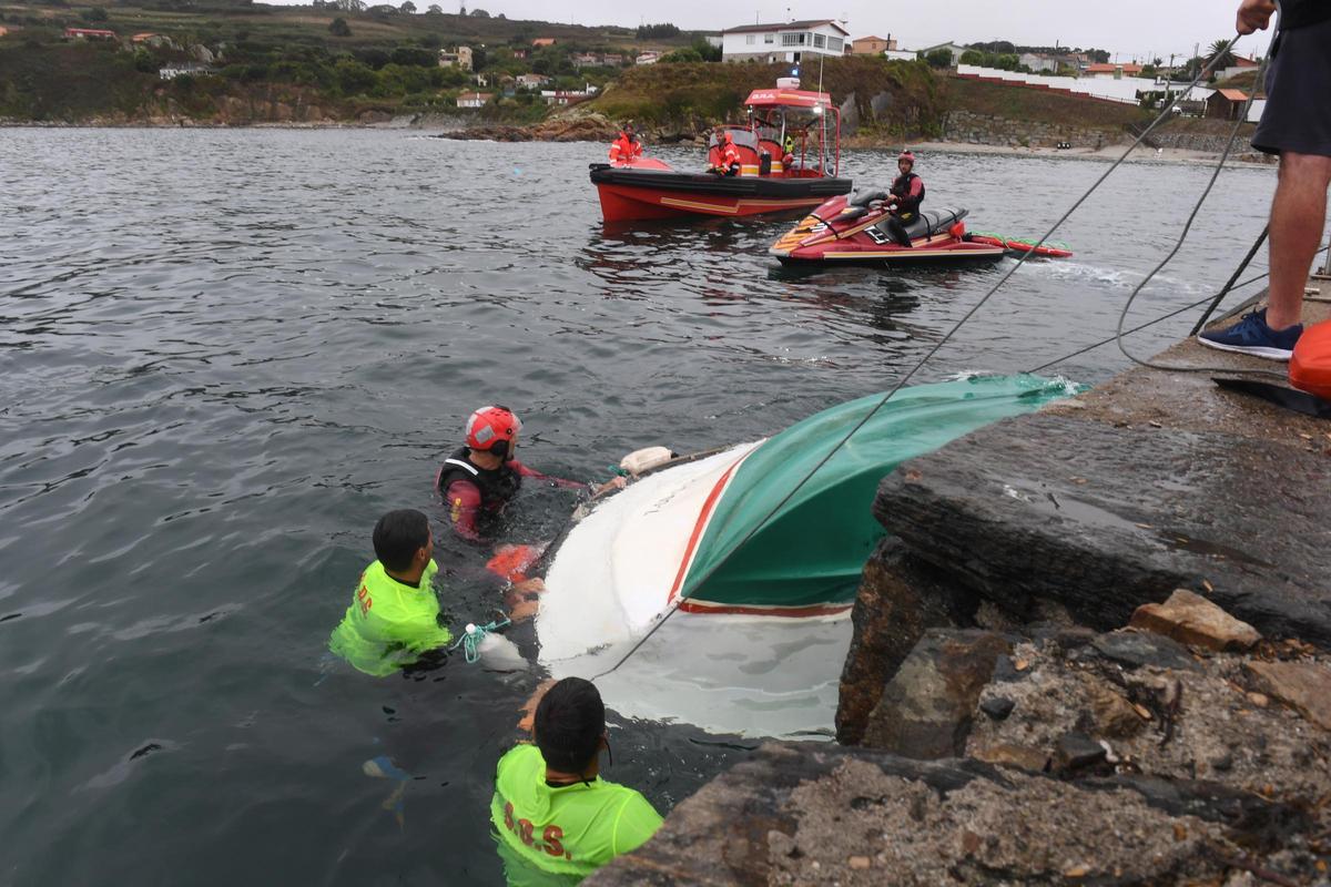 Un fallecido y dos rescatados tras volcar un bote en Suevos