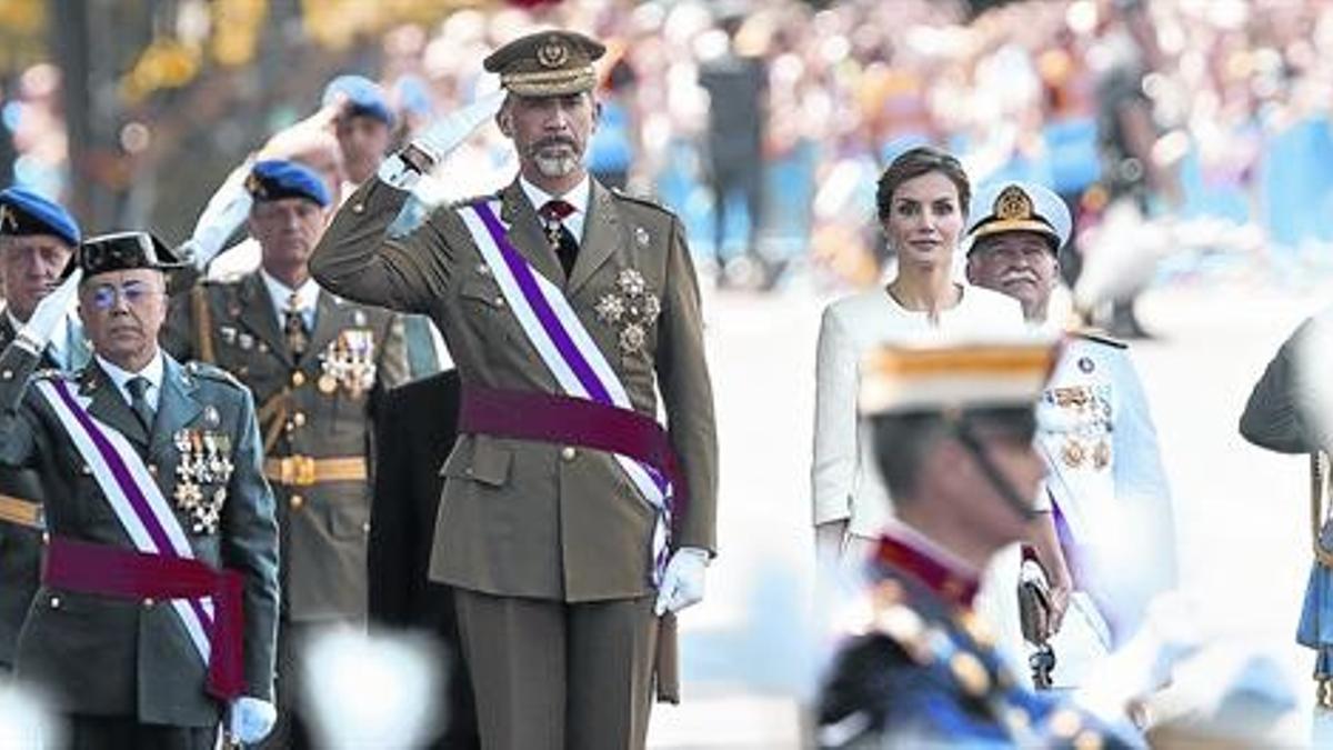 Los reyes Felipe y Letizia presiden el desfile del Día de las Fuerzas Armadas.