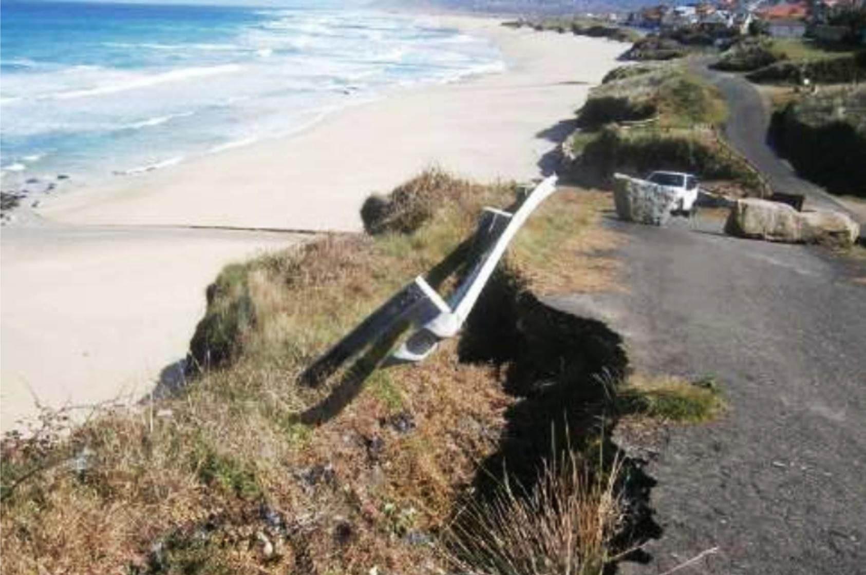 Tramo de carretera hundido por el desprendimiento del talud en Razo.