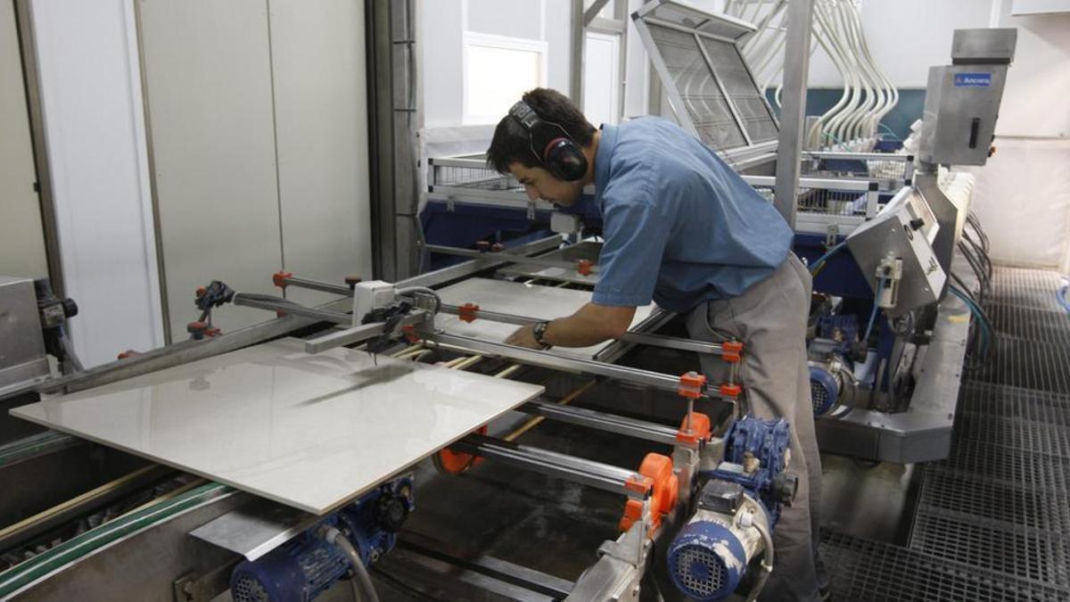 Operario en una fábrica de cerámica de Castellón.