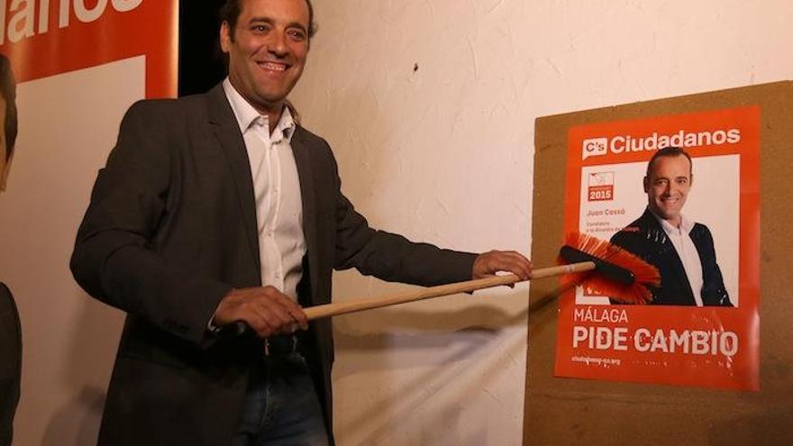 Juan Cassá, en la pegada de carteles del inicio de la campaña.