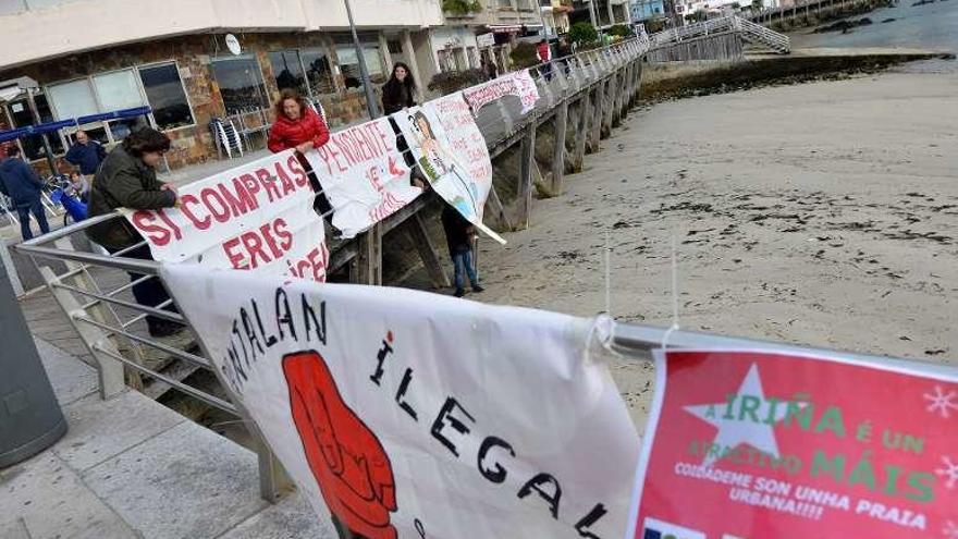 Una protesta en la playa de Os Barcos. // G. Santos