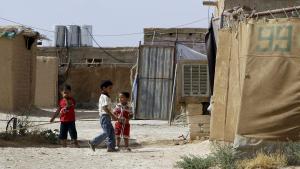 Niños palestinos de Irak juegan en el campo de refugiados Al-Hol en la provincia de Hasaka al norte de Siria.