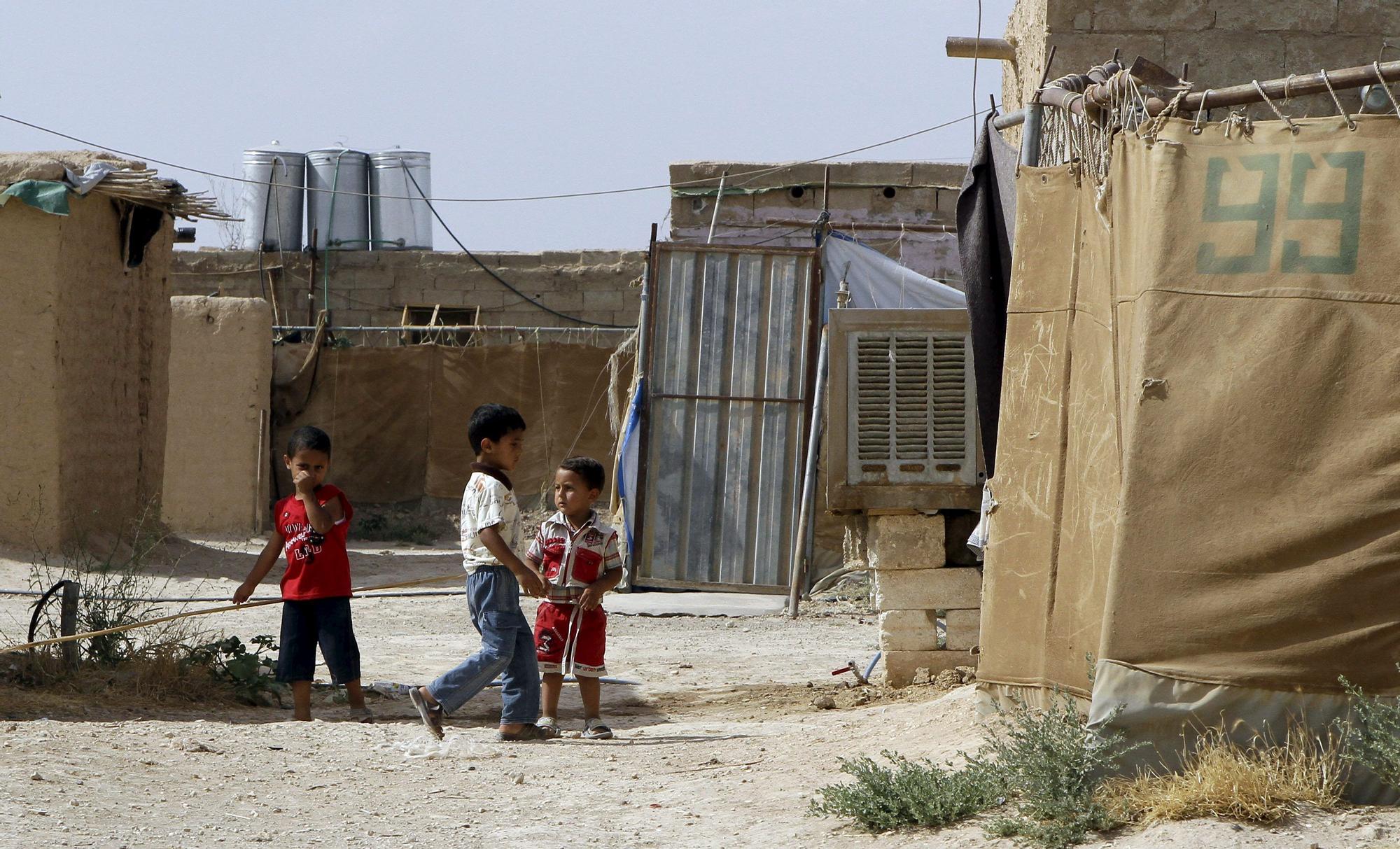 Niños palestinos de Irak juegan en el campo de refugiados Al-Hol en la provincia de Hasaka al norte de Siria.