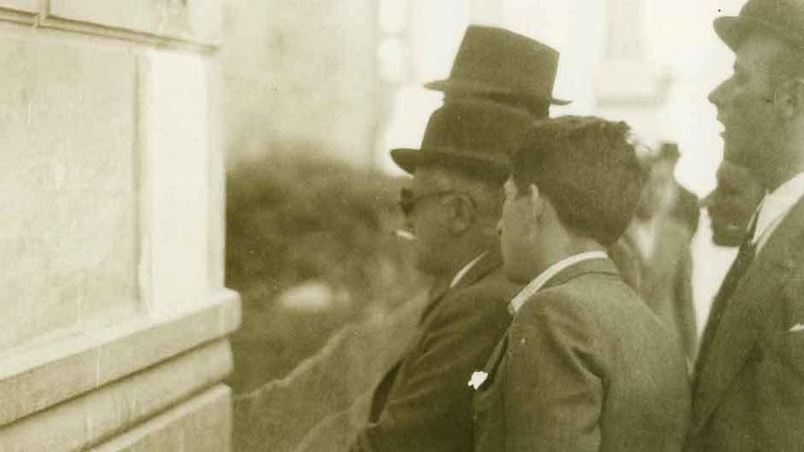 Zamoranos leyendo el bando de guerra en la Plaza Mayor.