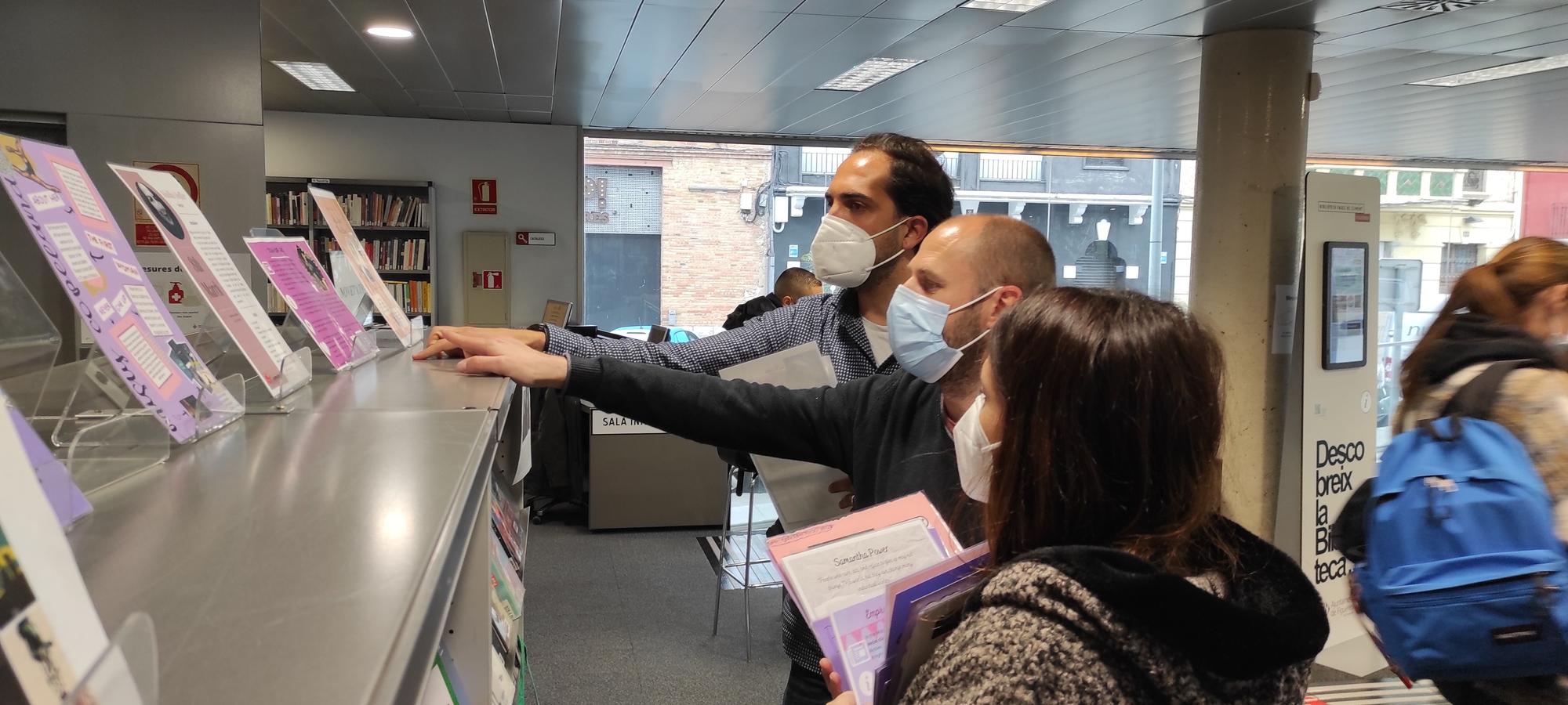 Moments del muntatge de l'exposició a la Biblioteca figuerenca