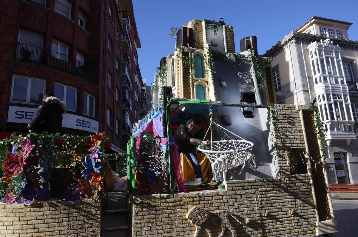 EN IMÁGENES: El 'ascenso' de los artilugios de Galiana llena las calles de Avilés