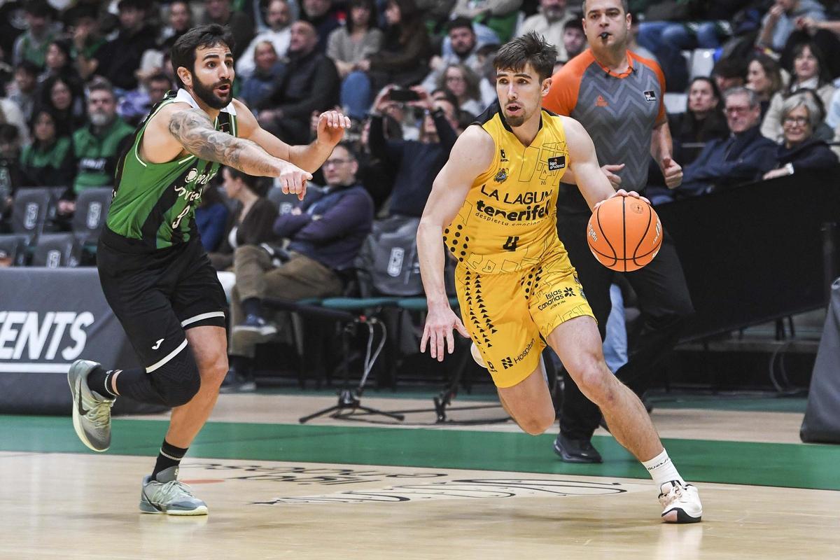 Van Beck trata de dejar atrás a ricky Rubio en el partido del Canarias en Badalona.