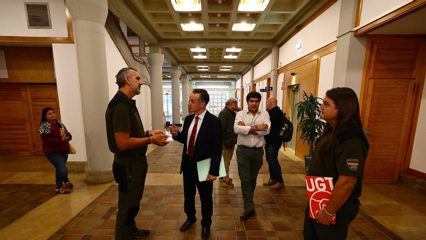 Representantes sindicales de los agentes de protección de la naturaleza se plantan ante el consejero de Medio Ambiente, este lunes en el edificio Pignatelli.
