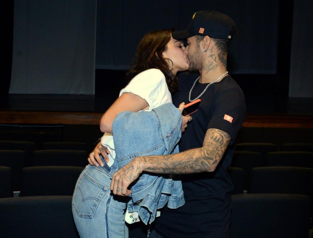 Neymar se besa con su novia en un teatro