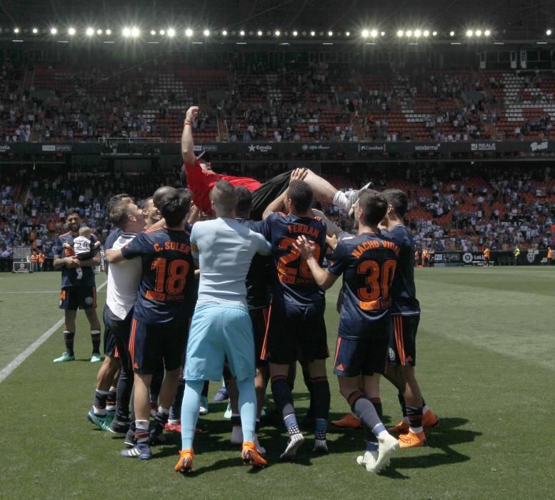 Fiesta y manteo de los jugadores del Valencia CF