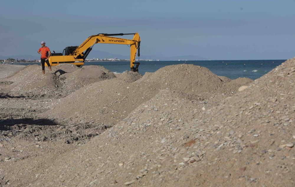 Vecinos de Sagunt protestan, por la falta de criba en el trasvase de piedra, de la playa a Almenara