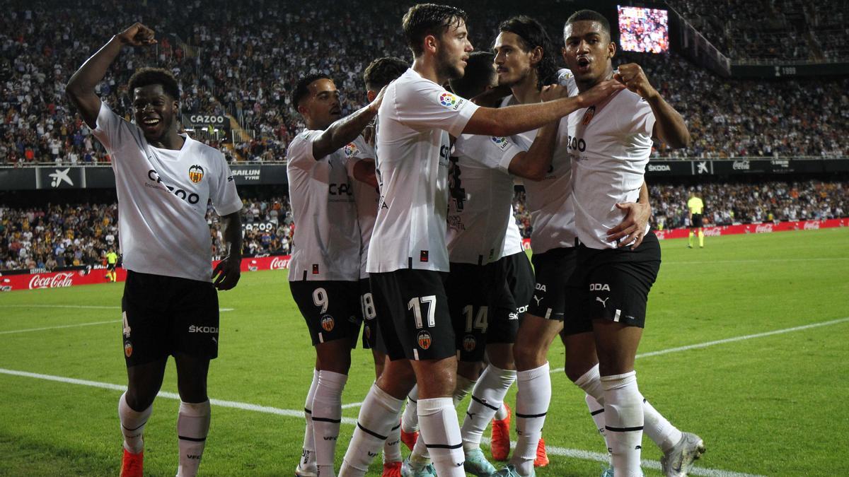 Los jugadores del Valencia celebran un gol en Mestalla