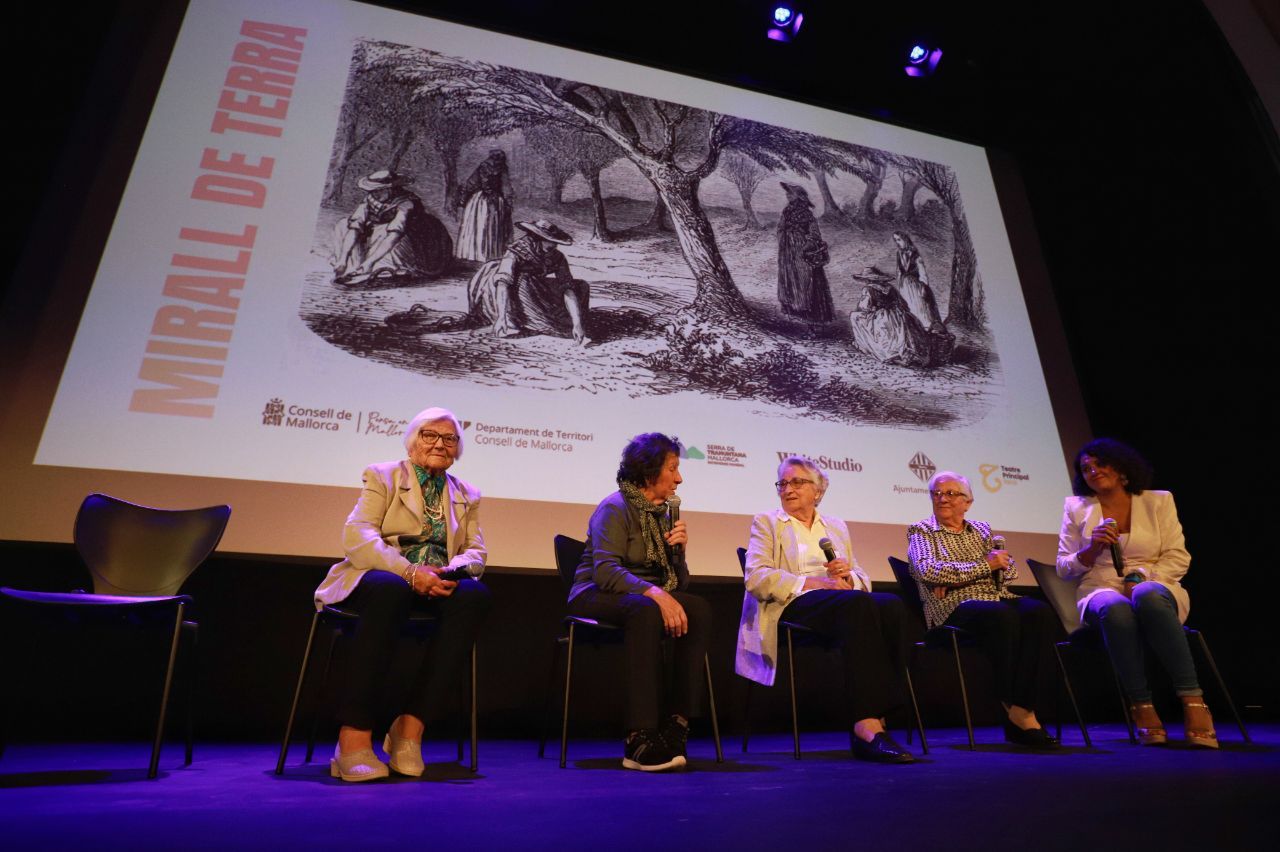 Estreno del documental 'Mirall de Terra' sobre las 'collidores d'oliva' de Mallorca