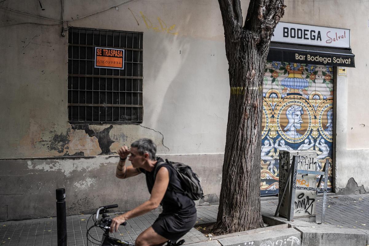 La mítica bodega Salvat de Sants cuelga el cartel de se traspasa