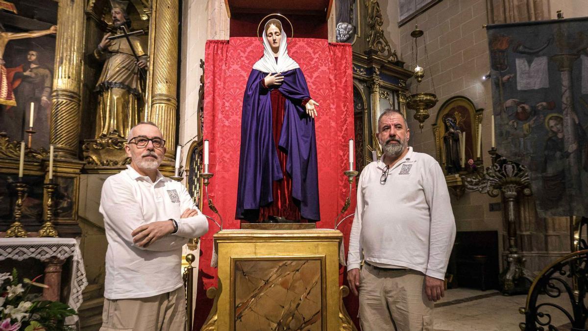 Alfredo Claret y Pere Terrassa, en Sant Nicolau, junto a la Dolorosa recién restaurada