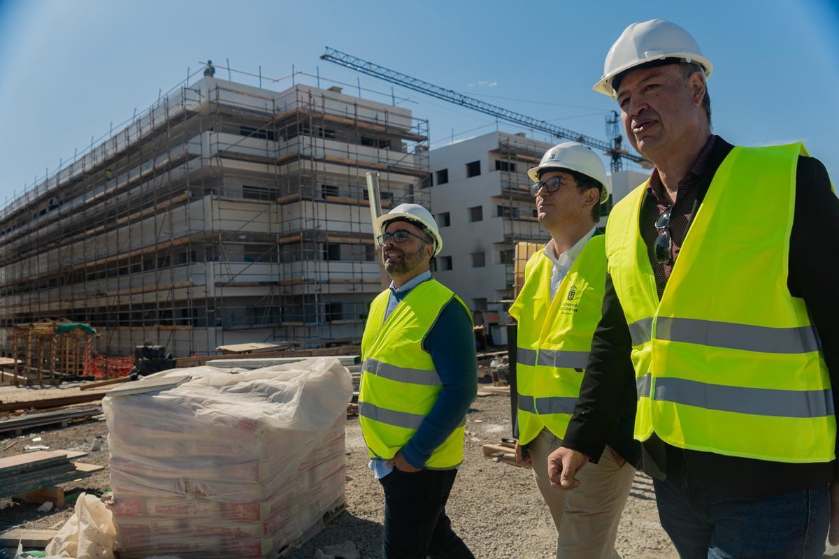 Echedey Eugenio, Pablo Rodríguez (c), y Antonio Ortega, el pasado miércoles, durante la visita a las obras de las viviendas sociales que construye el Gobierno de Canarias, en Maneje, en Arrecife (Lanzarote).