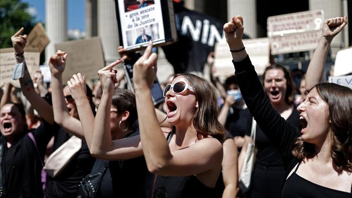 Manifestación feminista contra la designación de dos ministros franceses, en París.