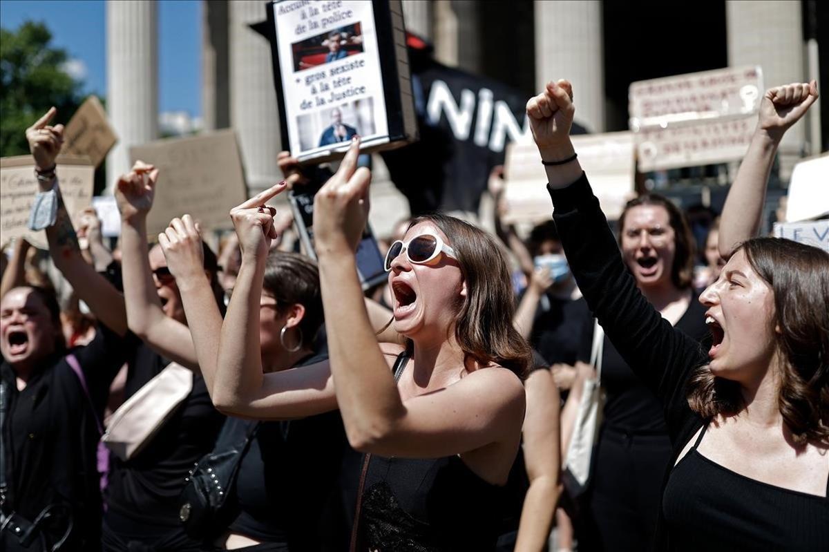 zentauroepp54026487 topshot   members of a feminist group protest during a demon200707175825