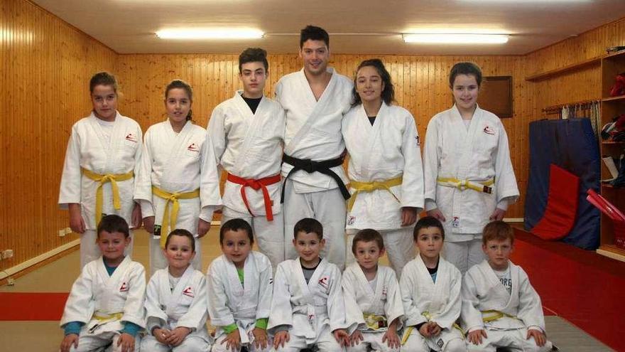 Los más pequeños de las escuelas de judo, ayer, en su nuevo hogar. // Bernabé/Cris M.V.