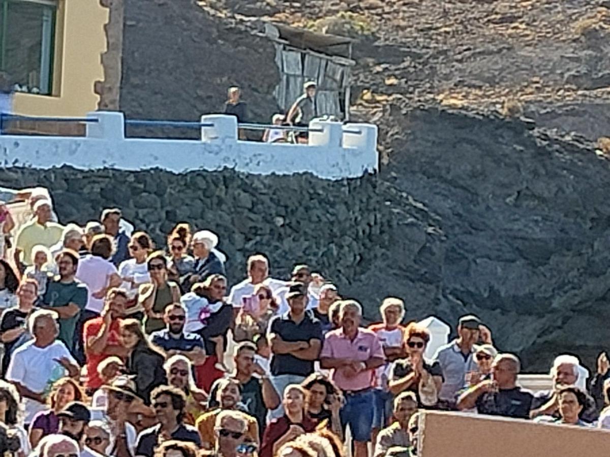 Manifestación en La Aldea de San Nicolás en contra de las jaulas marinas