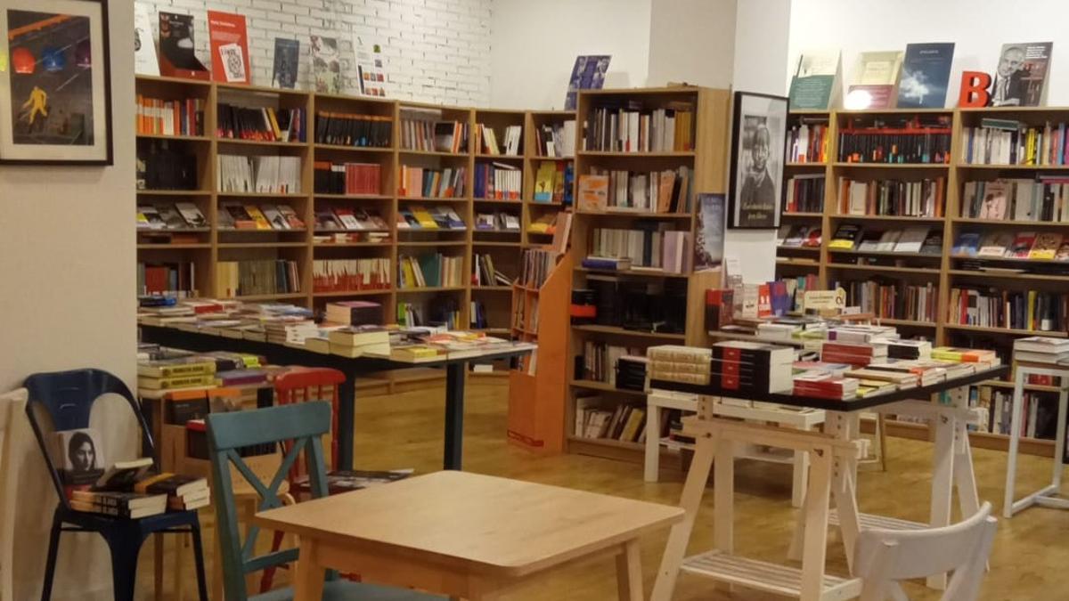 Interior de la librería Vino a por Letras, en Getafe (Madrid)