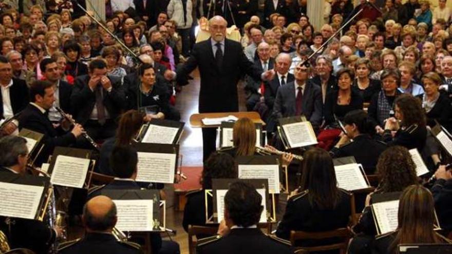 Valls Satorres dirigiendo a la Primitiva en el Círculo.