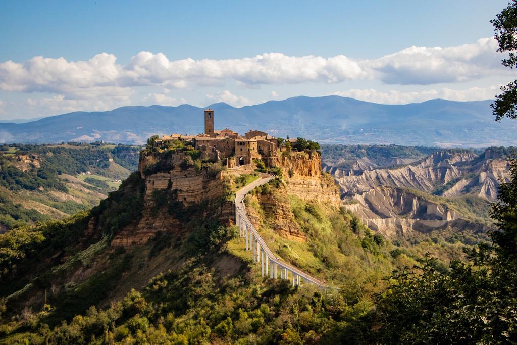 Este increíble pueblo se levanta sobre una gran montaña.