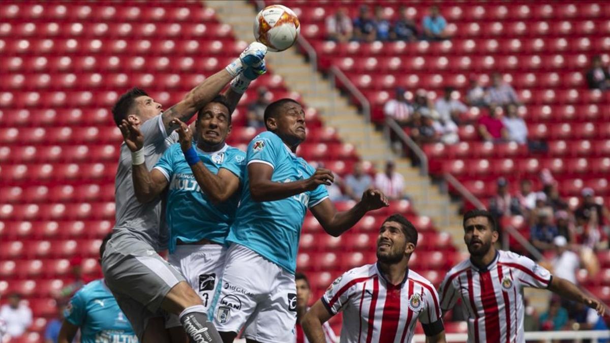 Chivas y Querétaro empatan en la décima jornada del fútbol mexicano