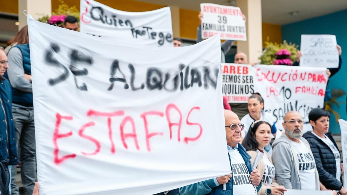 Los vecinos del barrio del Calvario de Torremolinos excluidos del pacto con la Sareb piden una solución.