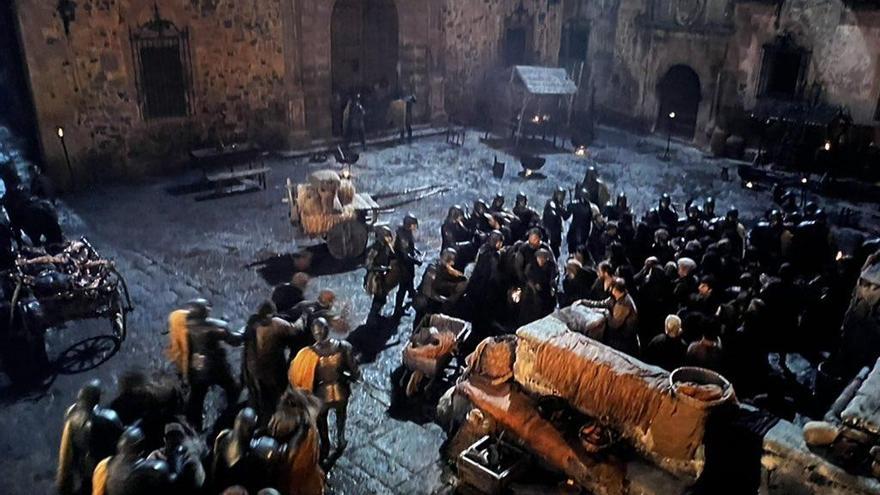 Imagen del primer capítulo de &#039;La casa del dragón&#039; con la plaza de Santa María de Cáceres como escenario.