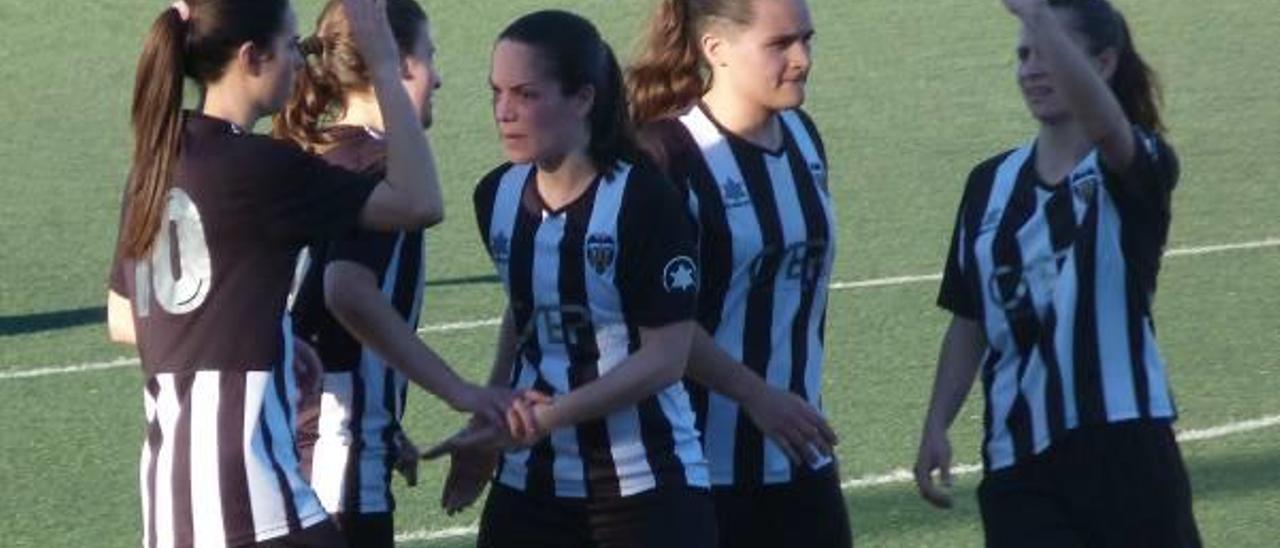 Las féminas del Castellonense celebran uno de los goles.