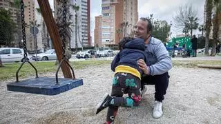 Cancelan a un niño con autismo de Benidorm una ayuda a la dependencia por un error en los ingresos del banco