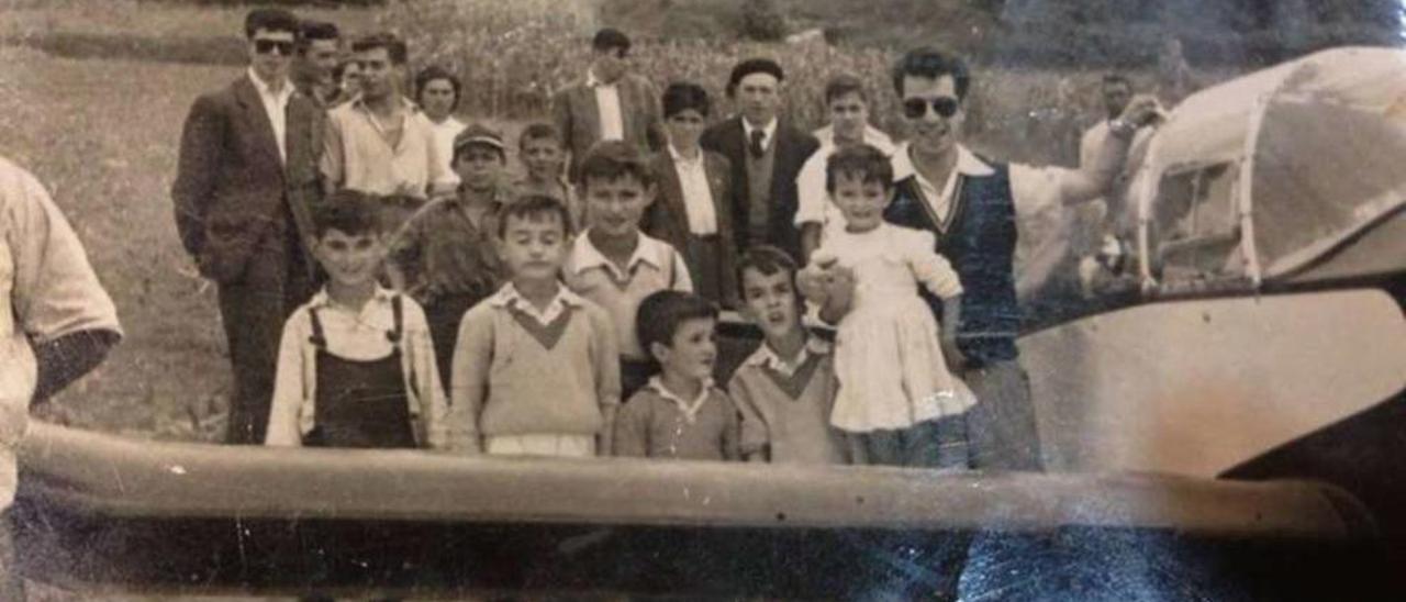 Vecinos de Aguións, junto a la aeronave. Entre ellos, el periodista Pepe Porto. // Foto de Consuelo Porto Taboada