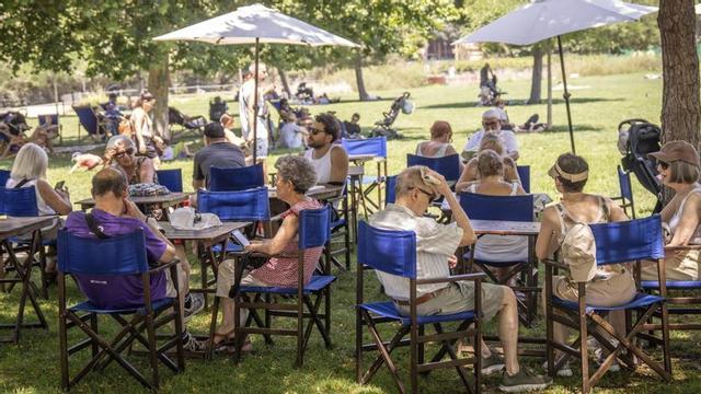 Algunes persones grans sota una calor sufocant ahir al parc de les Glòries, a Barcelona. | JORDI OTIX