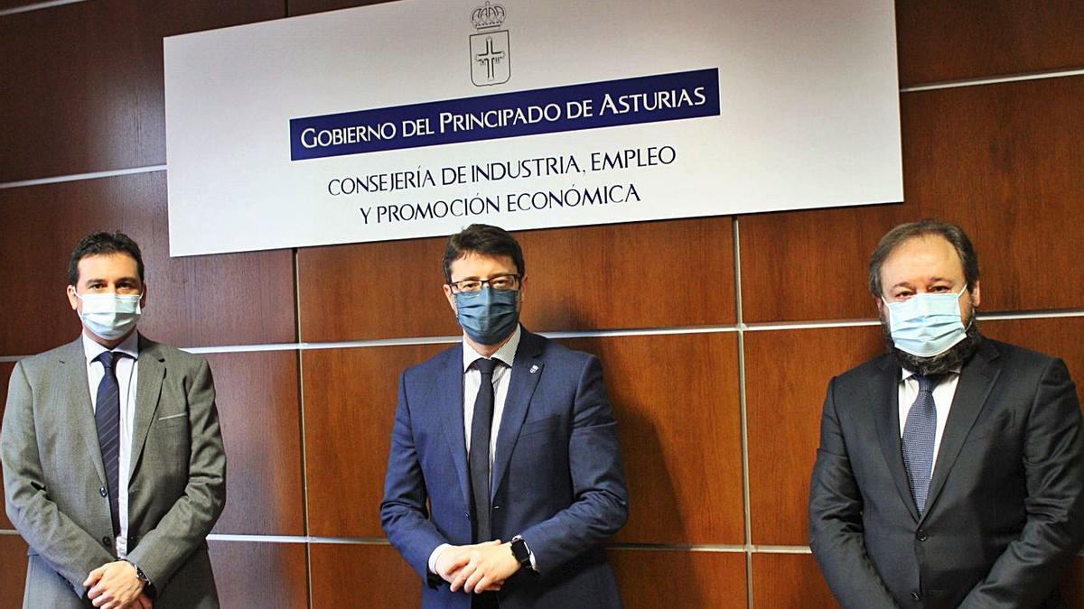 Héctor Fernández, el consejero Enrique Fernández y José Antonio Piqueras. | Principado de Asturias