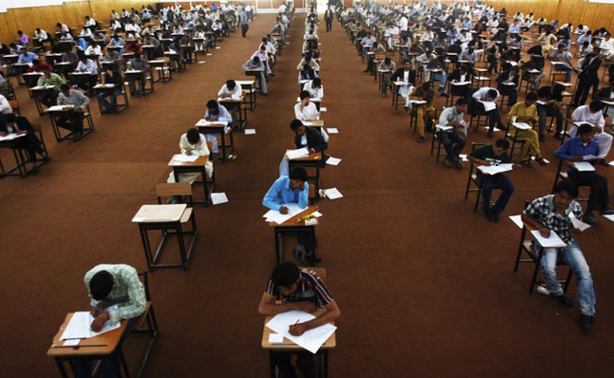 Estudiants afganesos fan un examen a Herat (Afganistan). El dia 8 de setembre va ser declarat el 1967 per l’ONU i la Unesco el Dia Internacional de l’Alfabetització.