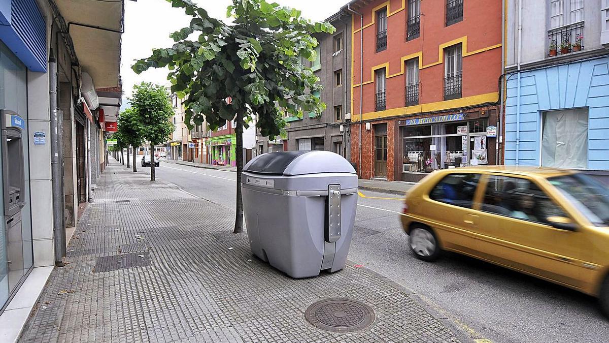 Uno de los contenedores de basura instalados en 2018 en San Martín del Rey Aurelio. | LNE