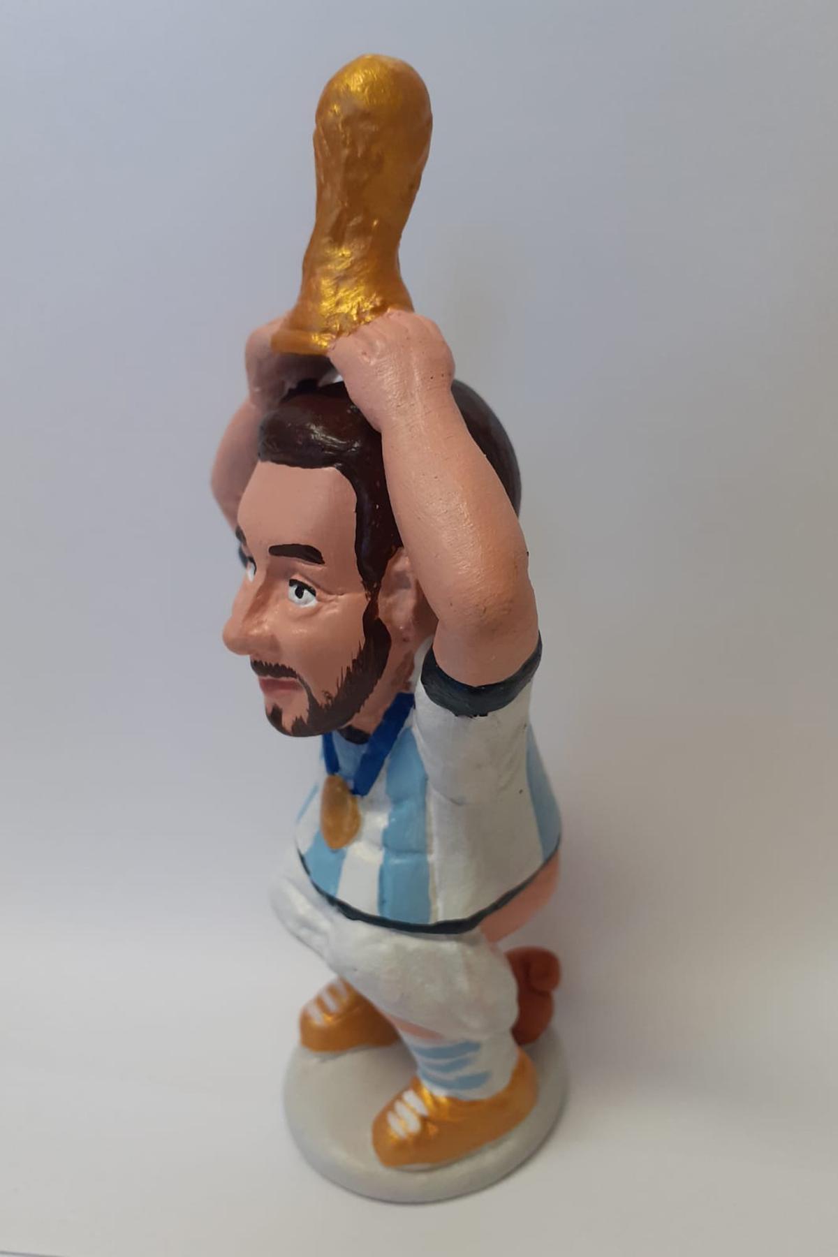 Perfil de la imatge del caganer de Messi aguantant la copa del Mundial de futbol