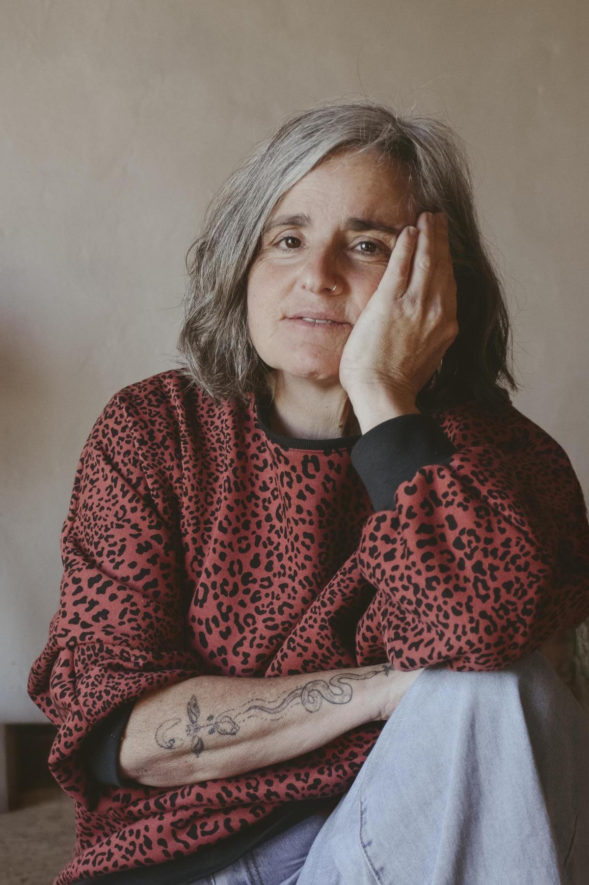 La cardonina Beni Coll fa els rituals a la masia on viu, a Navès