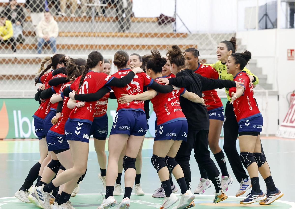Derbi de balonmano entre el Mecalia Guardés y el Orbe Zendal Porriño, en imágenes