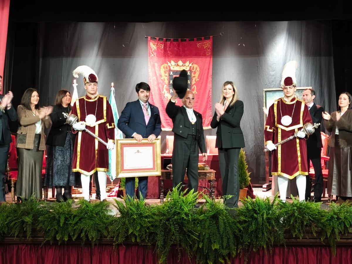 Agustín Castellano Martínez 'El Puri' recibe el Título de Hijo Predilecto de Bujalance, en un pleno extraordinario celebrado en el Teatro Español.