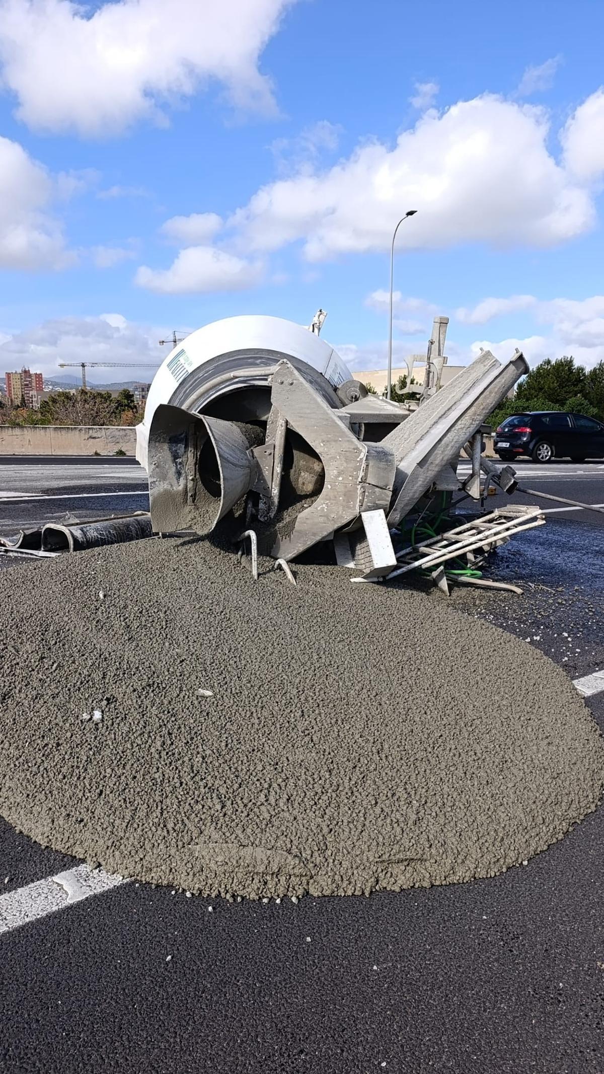 Un camión pierde la cuba de hormigón en la entrada a la Vía de Cintura Un camión pierde la cuba de hormigón en la entrada a la Vía de Cintura